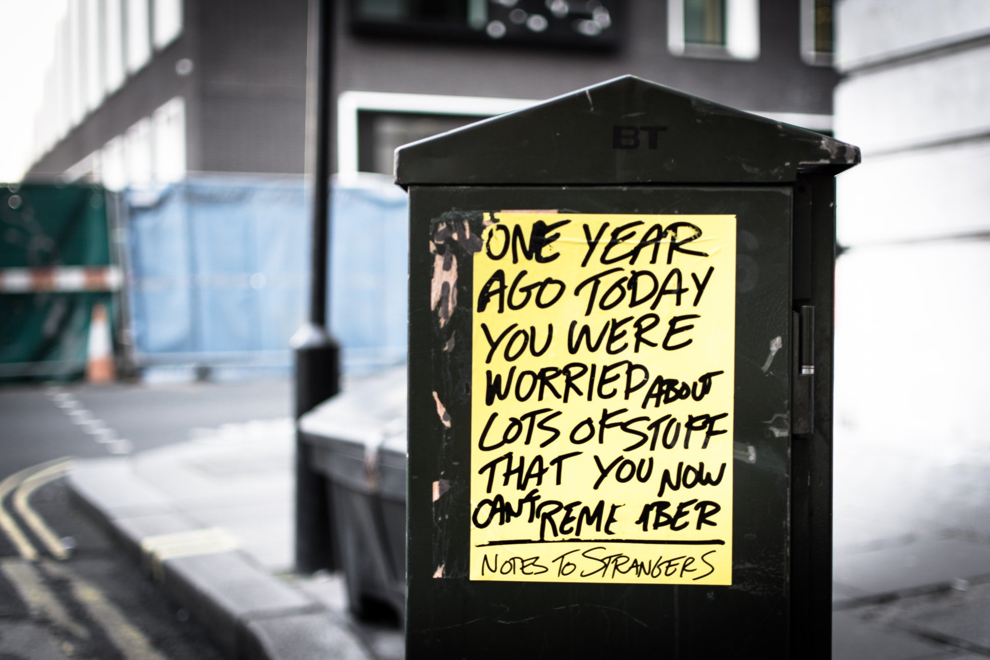 Inspirational quote on a post it note